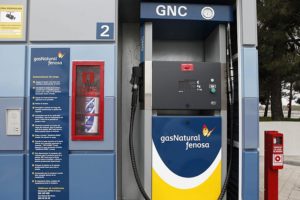Surtidor de gas natural comprimido en una de las gasolineras gnc de España